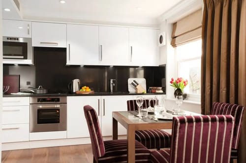 Claverley Court, Knightsbridge: Bedroom in a one-bedroom apartment, photo 2