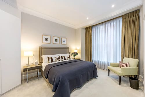 The Knightsbridge Apartments, Knightsbridge: Double bed with charcoal throw and cream curtains