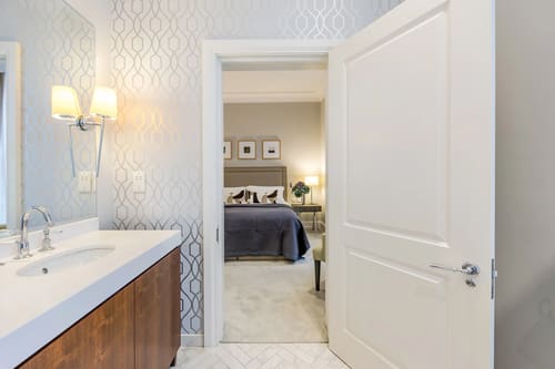The Knightsbridge Apartments, Knightsbridge: Doorway to bedroom from bathroom