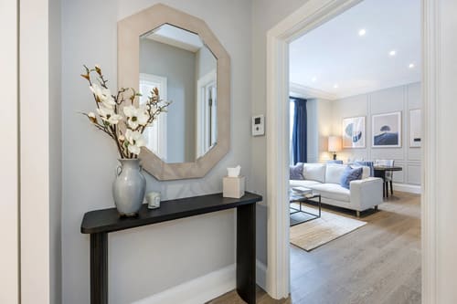 The Knightsbridge Apartments, Knightsbridge: Hallway with octagonal mirror and console table