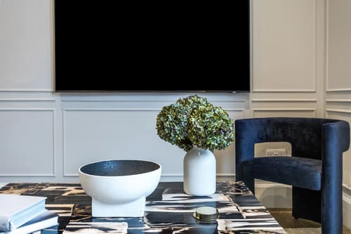 The Knightsbridge Apartments, Knightsbridge: Marble coffee table with hydrangeas and navy armchair