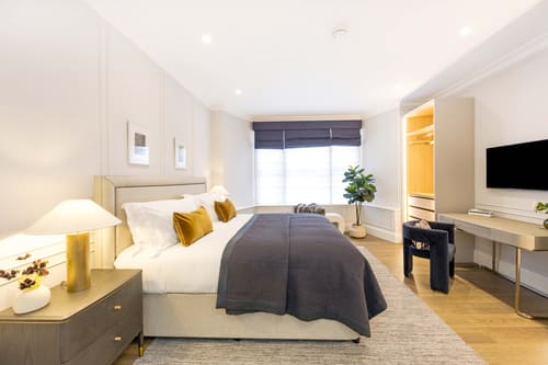 The Knightsbridge Apartments, Knightsbridge: Double bed with walk-in wardrobe