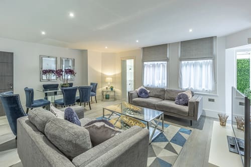 Green Street Residences, Mayfair: Living and dining room with geometric rug