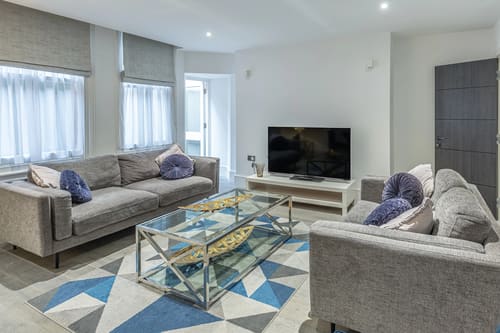 Green Street Residences, Mayfair: Living room with grey sofas and TV