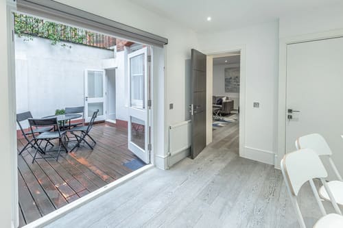 Green Street Residences, Mayfair: Room opening onto a decked courtyard