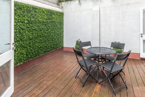 Green Street Residences, Mayfair: Courtyard with green wall and bistro table