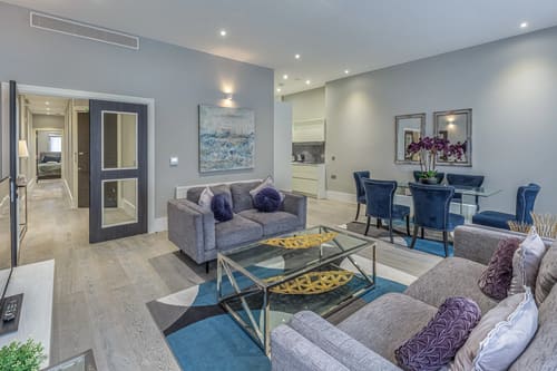 Green Street Residences, Mayfair: Living room with grey sofas and blue dining chairs