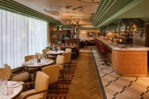 The July Apartments, Victoria: Restaurant with bar and parquet floor