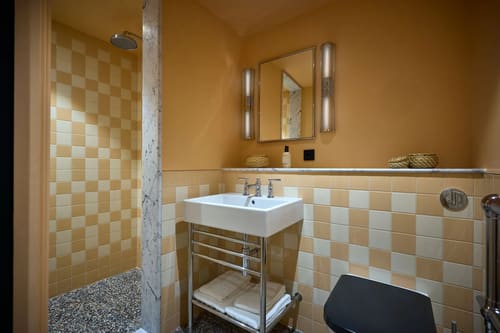The July Apartments, Victoria: Bathroom, photo 9