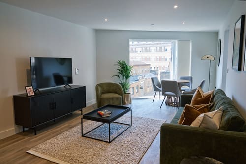 The Kings Cross Apartments, King's Cross: Living room with green armchairs and dining area