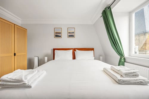 The Covent Garden Apartments, Covent Garden: Double bed with white linen and green curtain