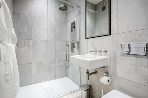 The Covent Garden Apartments, Covent Garden: Walk-in shower with grey tiles and basin