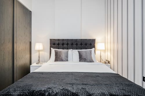 The Garrick Street Apartments, Covent Garden: Double bed with padded headboard and bedside lamps