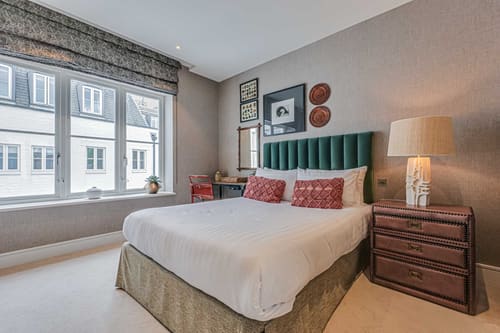 The Westminster Residences, Westminster: Bedroom with green headboard and red cushions