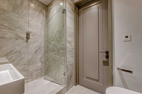 The Westminster Residences, Westminster: Marble shower with glass door