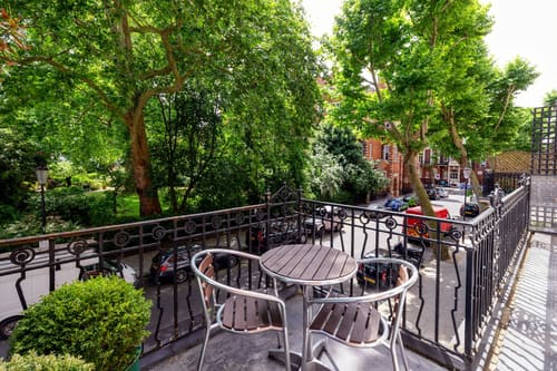 The Collingham Apartments, Kensington: Balcony with bistro table overlooking trees