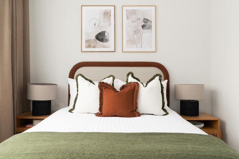Jitaku, City of London: Double bed with green throw and bedside lamps