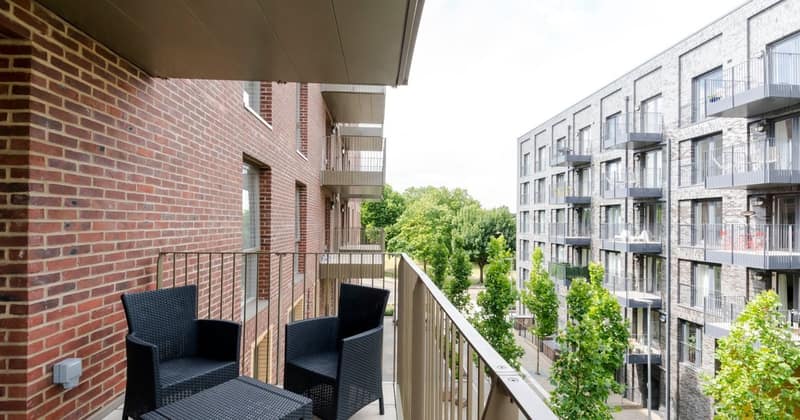 10 On Phoenix, Battersea: Covered balcony overlooking brick buildings and gardens