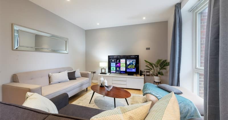 15 On Phoenix, Battersea: Sitting area with pale sofas and television