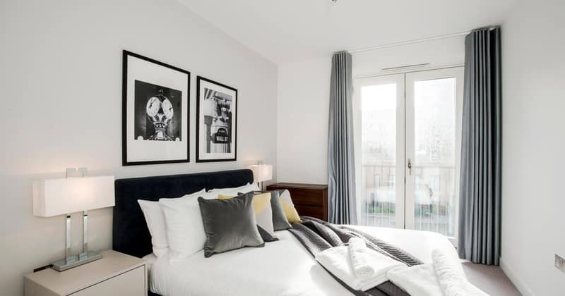 3 On Phoenix, Battersea: Double bed with white linen and dark cushions