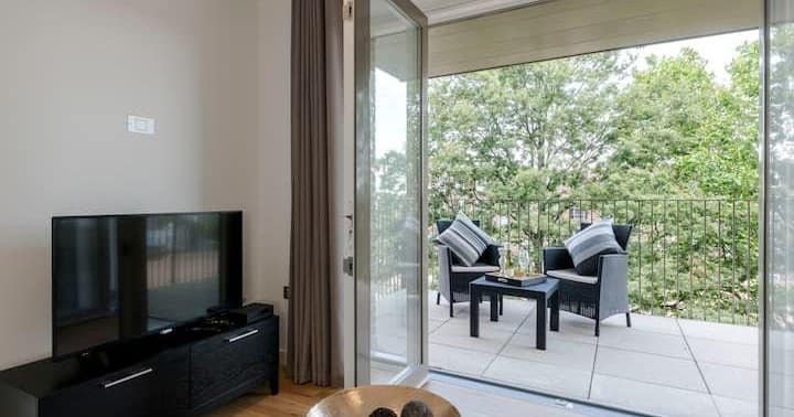 8 On Phoenix, Battersea: Dining table beside doors opening onto a terrace