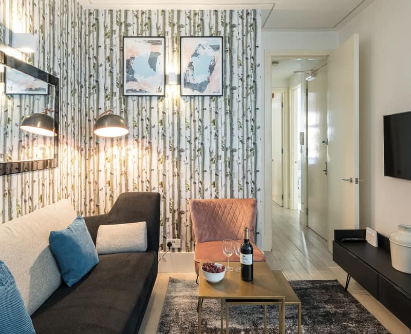 Highwood House Apartments, Fitzrovia: Sitting area with blue cushions and patterned wall