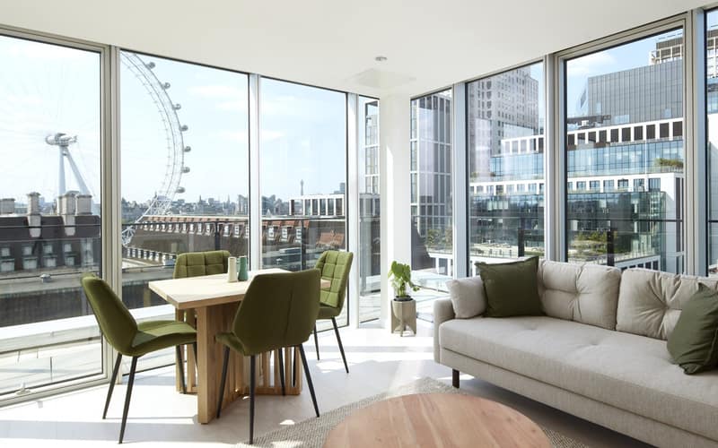 The View Apartments, Waterloo: Dining table beside windows overlooking the London Eye