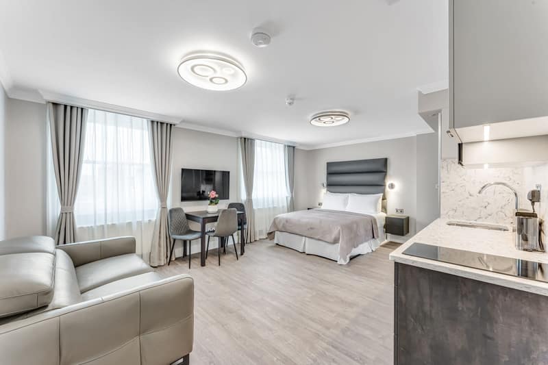 Cleveland Residences Bloomsbury, Bloomsbury: Open-plan studio with sofa and kitchen counter
