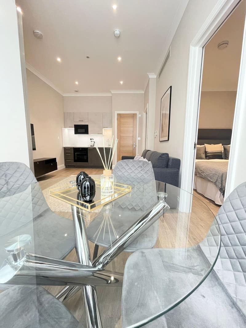 Cleveland Residences Chelsea, Chelsea: Glass dining table in narrow living space