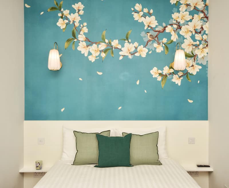 Portobello Serviced Apartments, Notting Hill: Double bed beneath floral wallpaper and reading lights
