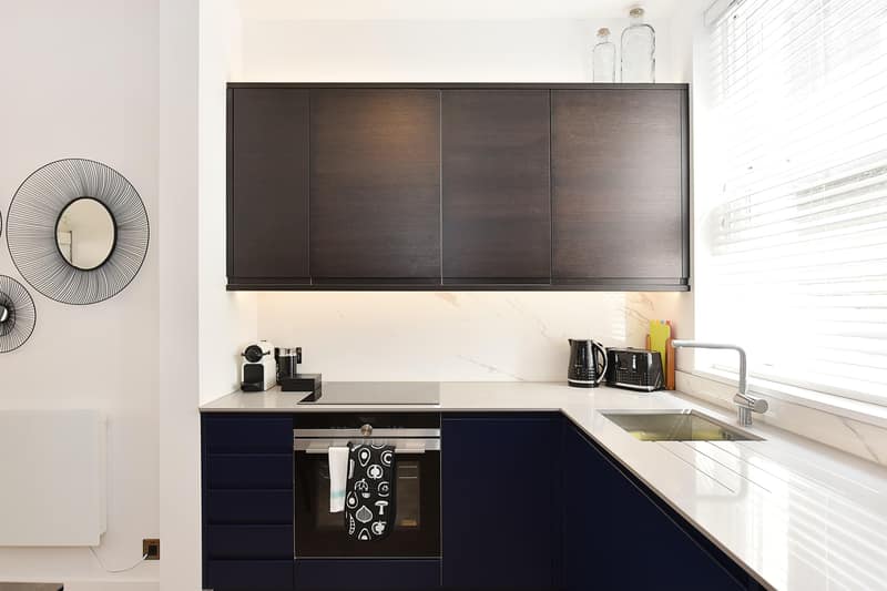 Globe St Christopher’s Place Apartments, Marylebone: Kitchen with dark cabinets and fitted oven