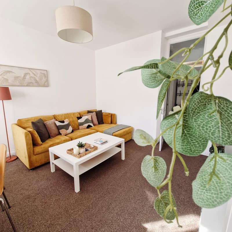 Habitatia Queensway Apartment, Bayswater: Living room with sofa and small wooden tables