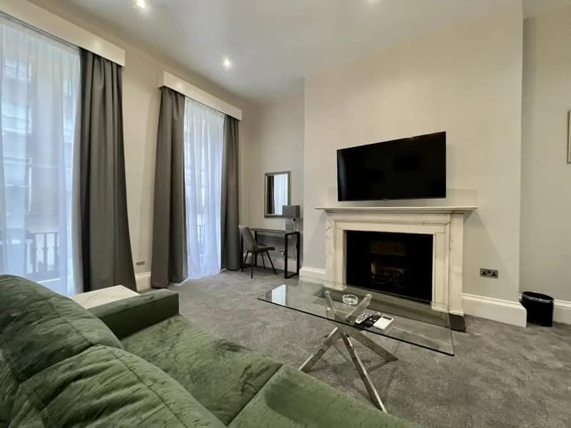 The Leonard Apartments, Marylebone: Living room with fireplace and wall-mounted television
