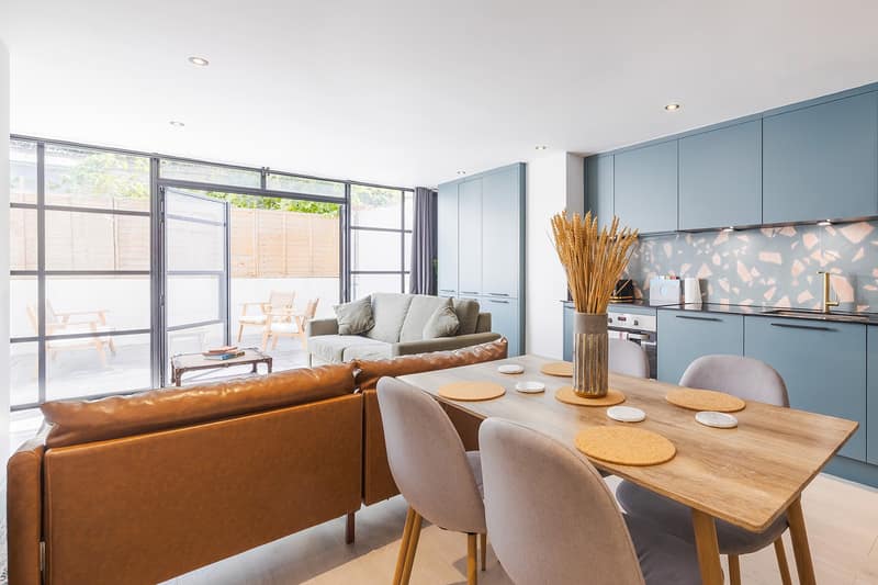 Noxley Newington Green Garden Apartment, East London: Kitchen and dining area beside large windows