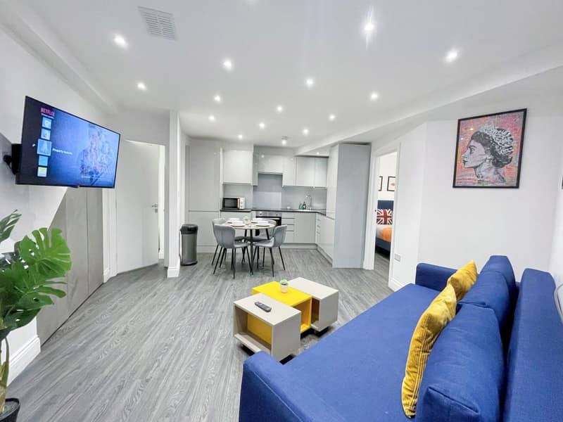 Old Street Basement Apartment, Shoreditch: Living space with blue sofa and dining table