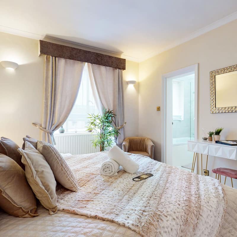 Shaw House, Mayfair: Bedroom with double bed and dressing table