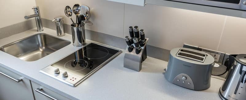 Space Apart Hotel, Bayswater: Kitchen counter with hob and small appliances