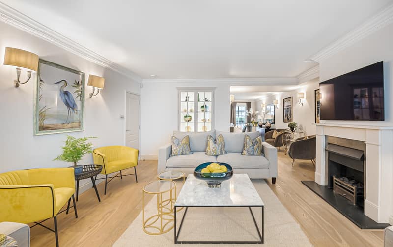 Wilton Row Three Bedroom House, Belgravia: Living room with yellow sofa and dining table