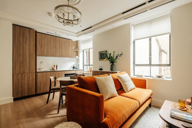 Apartment Three, Claridge House, Mayfair: Living room with seating and dining table