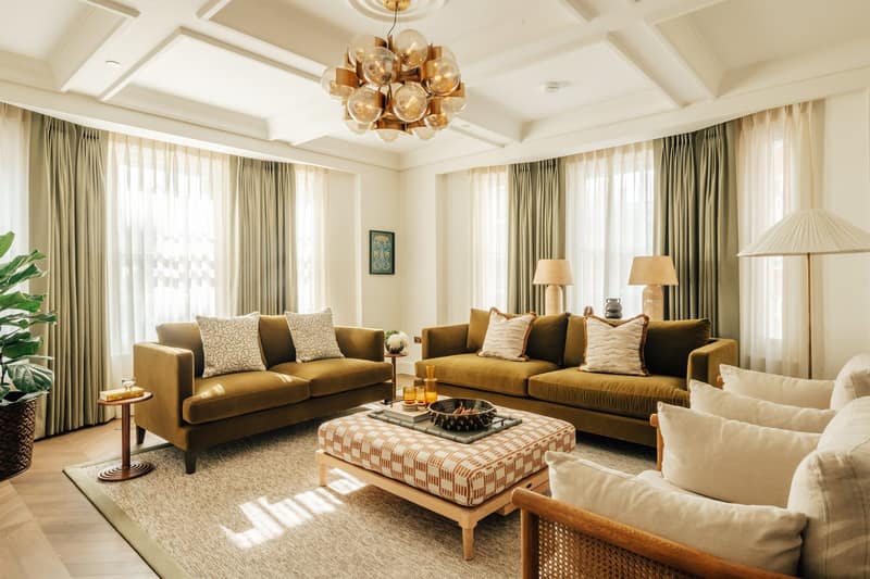 Elizabeth, Claridge House, Mayfair: Living room with seating and dining table