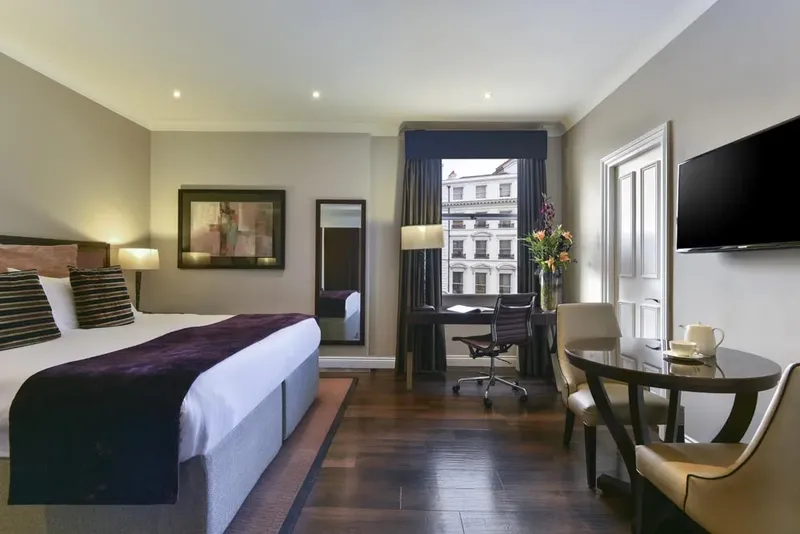 Fraser Suites Queen’s Gate, Kensington: Fraser Suites Queens Gate: Studio sleeping and dining area, photo 1