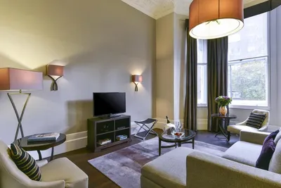 Fraser Suites Queen’s Gate, Kensington: Fraser Suites Queens Gate: Apartment living room with tall windows, photo 2